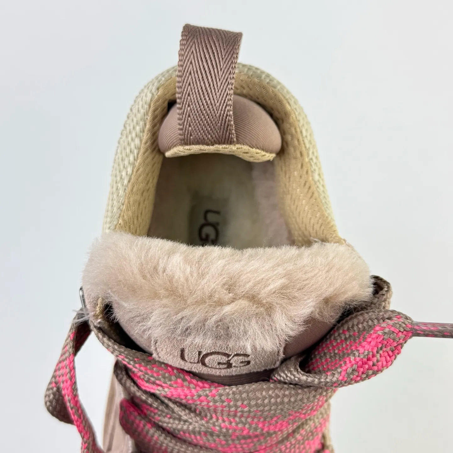 Local 💰600 OEM grade 4032 Mel series, top workmanship, super stable version ✔️ Good looks and texture, suede leather + low-key logo show retro, classic two-color shoelaces can be worn as two shoes ✔️ So comfortable that you want to weld your feet, ultra-light material + 5cm thick sole, increase height without tiring the feet, wool insoles are warm and breathable, no pressure for commuting and shopping all day long ✔️ I love the details: wide shoelaces for photos. Sizes 34-40 are suitable for a variety of foot types. Slight stains can be wiped clean with a damp cloth. The loose feeling in early autumn is all due to it. You can close your eyes and avoid stepping on thunder! 👟